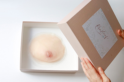 人工乳房を入れてお渡しする専用の収納ボックス